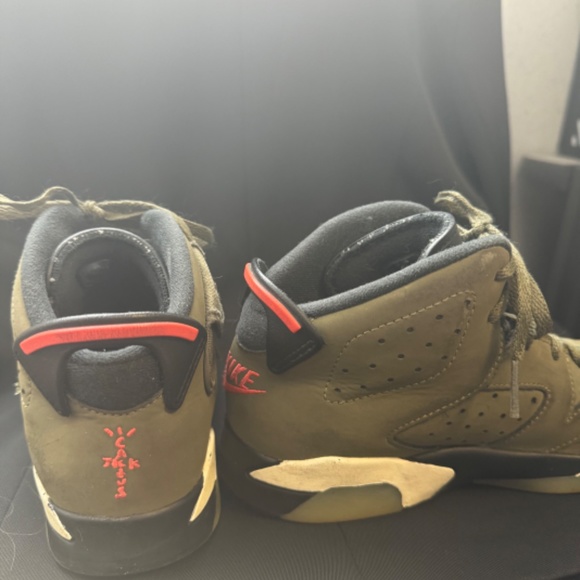 Travis Scott Jordan Sneakers - Picture 3 of 3